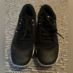 Boys size 5.5 Under Armour Steph Curry sneakers